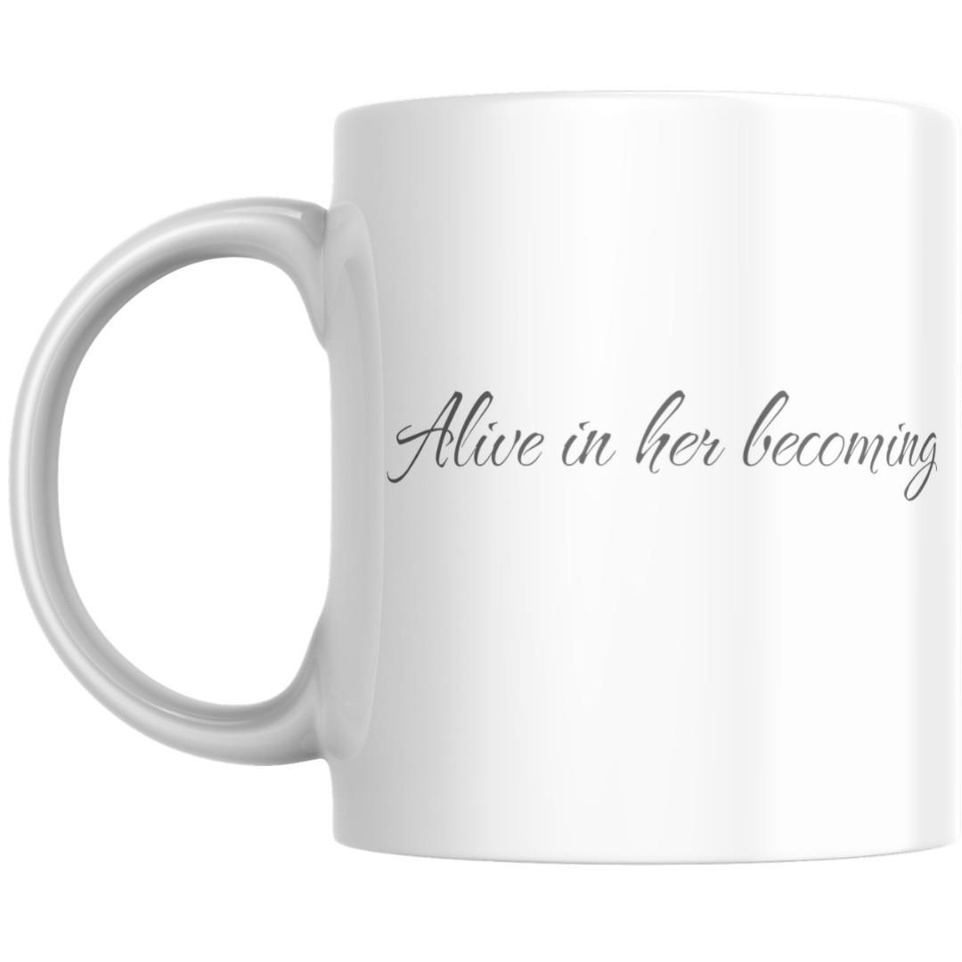 ספל קרמיקה לבן עם איור נשי צבעוני והמשפט Alive in her becoming ספל קרמיקה לבן עם איור נשי צבעוני והמשפט Alive in her becoming