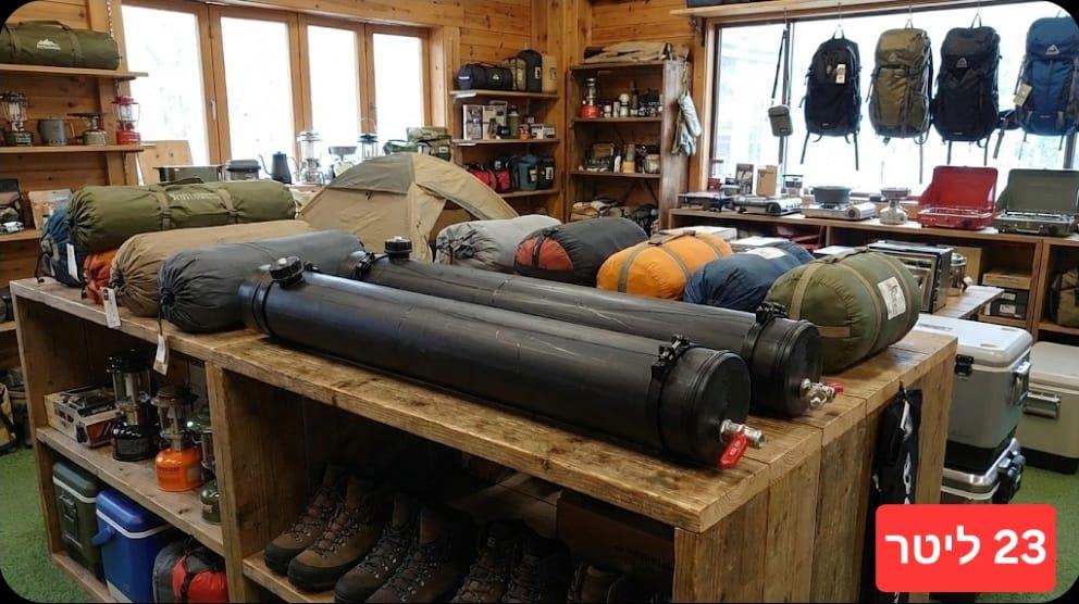 מיכל מים לטנדר גיפ טרקטור RZR פתח מילוי נגדי לצד הברז אורך 130 סמ נפח 23 L כולל חבקים קמפינג לייף מיכל מים לטנדר גיפ טרקטור RZR פתח מילוי נגדי לצד הברז אורך 130 סמ נפח 23 L כולל חבקים קמפינג לייף