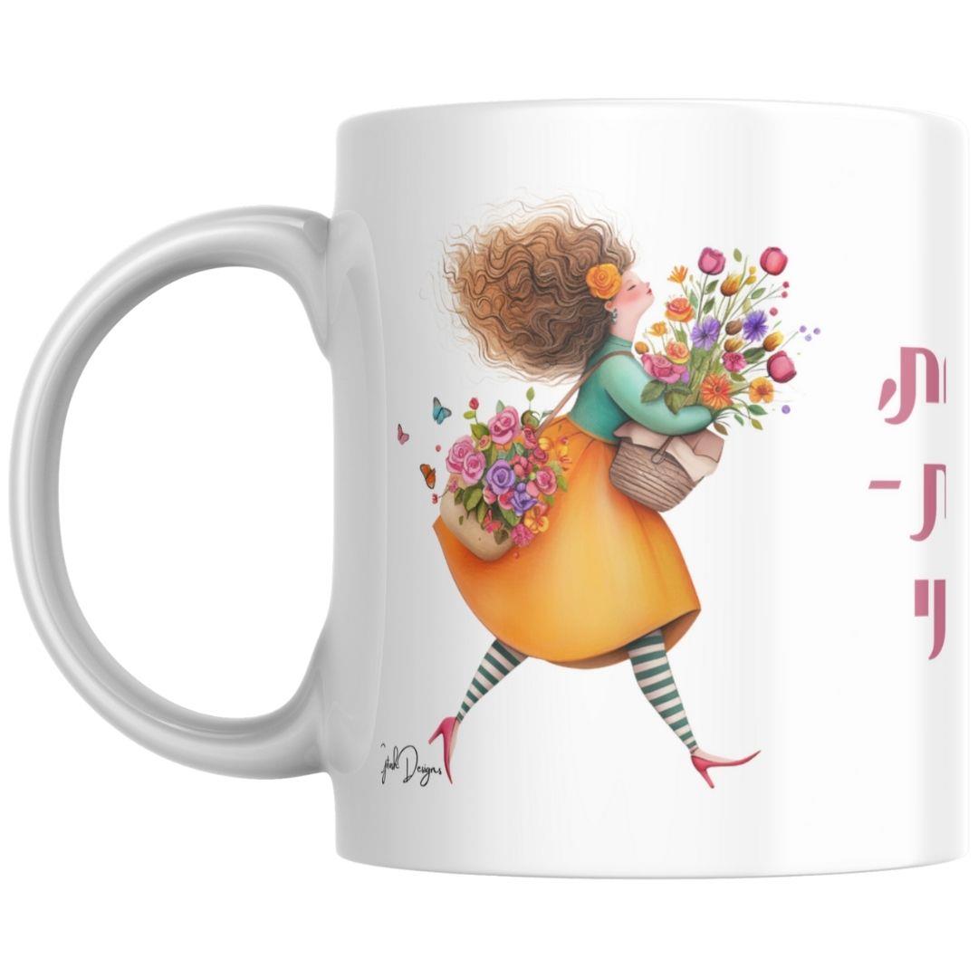 איור מעצים של אישה שמחה עם סלי פרחים בצבעוניות חמה על ספל קרמיקה לבן