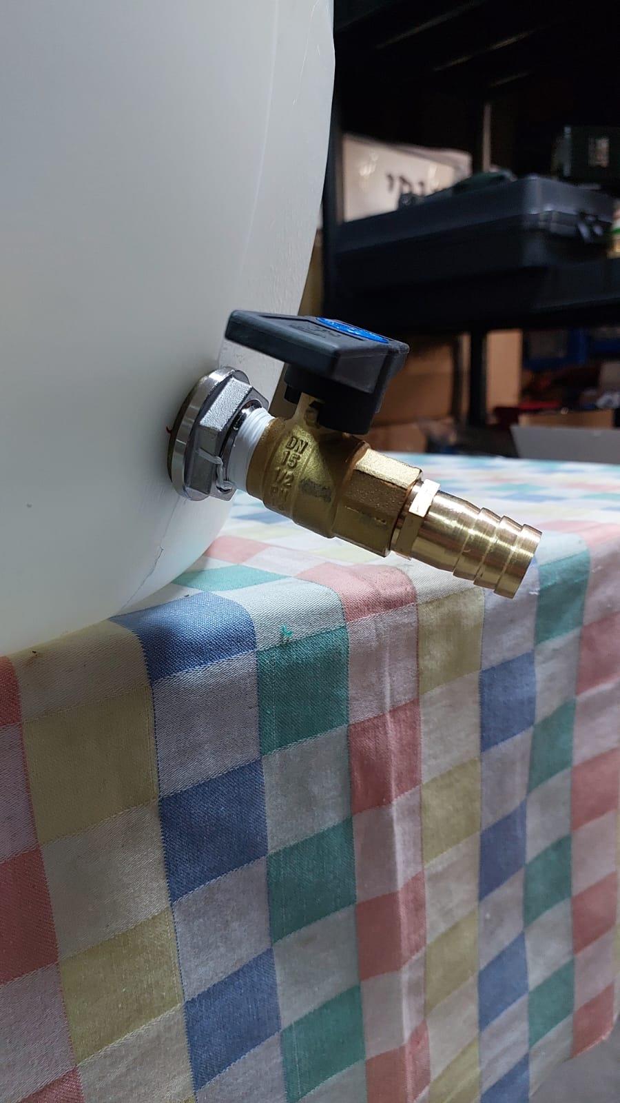 חבית שקופה 120 ליטר עם ברז ישר מופה מעבר קיר נירוסטה תקן למים מיוצר בישראל עם נשם קמפינג לייף חבית שקופה 120 ליטר עם ברז ישר מופה מעבר קיר נירוסטה תקן למים מיוצר בישראל עם נשם קמפינג לייף