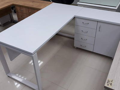 שולחן משרדי, שולחן עבודה, שולחן כתיבה, שולחן משרדי עם רגליי מתכת