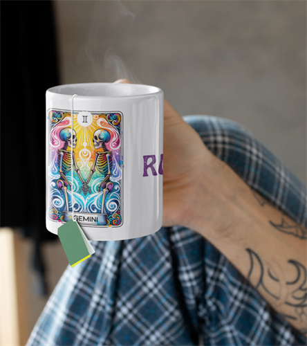 איור גולגולת תאומים בסגנון זודיאק מודרני מודפס על ספל קרמיקה לבן