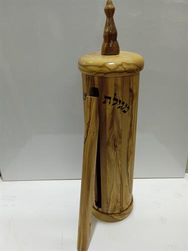 בית למגילת אסתר מעץ זית עם חריץ לפתיחת המגילה כולל פטנט ייחודי לגלילה מהירה ונוחה של המגילה