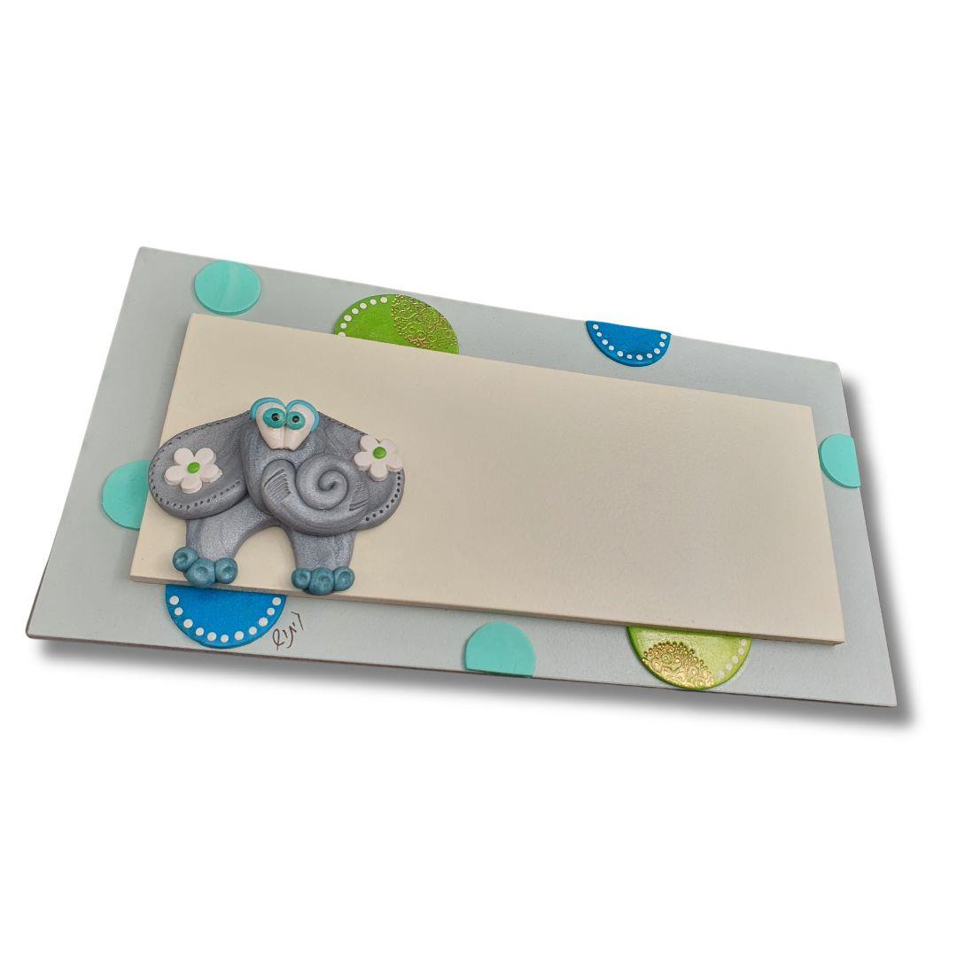 שלט מעוצב לבית עם שם משפחה אישי באותיות וניל ואיור פיל מתוק. שלט מעוצב לבית עם שם משפחה אישי באותיות וניל ואיור פיל מתוק.