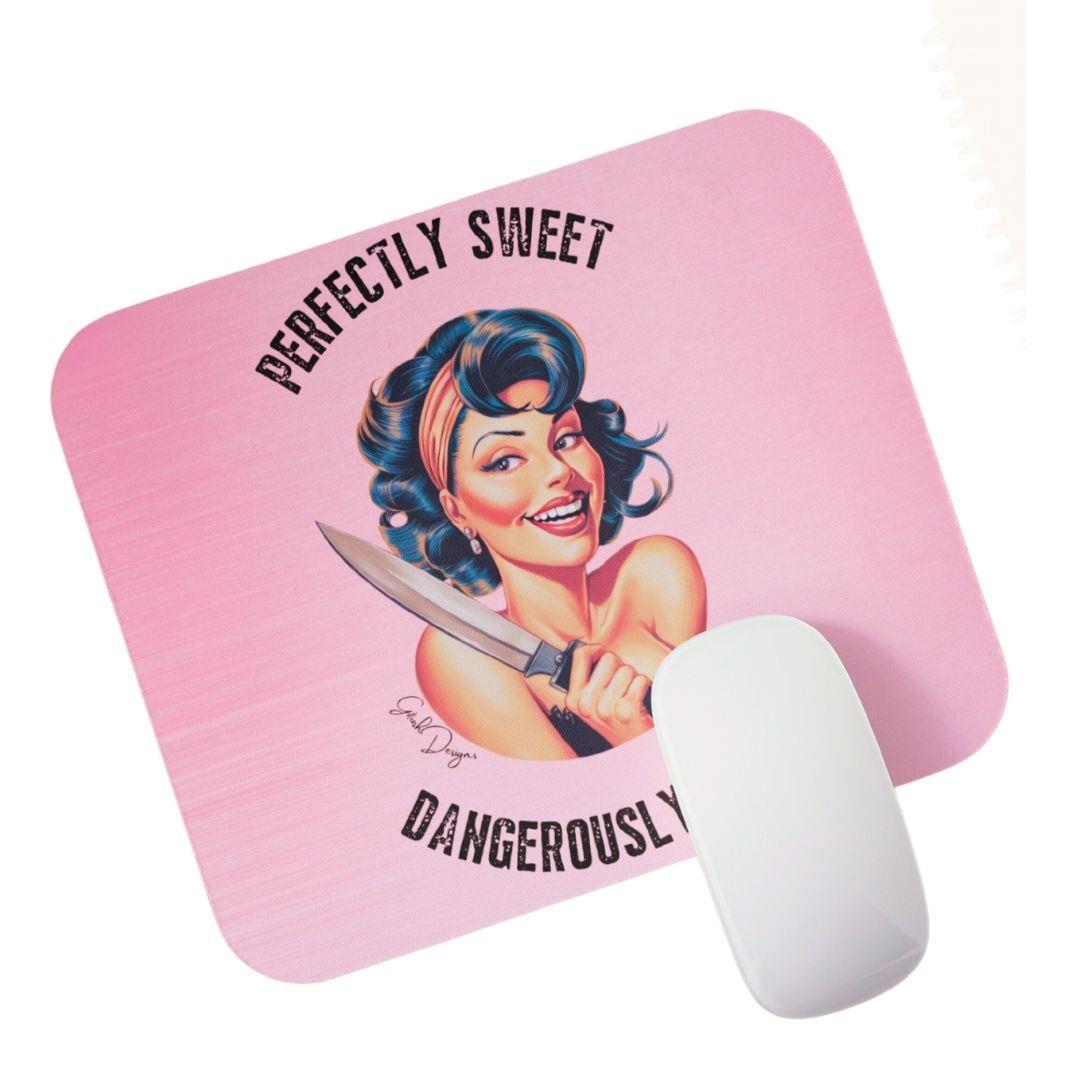 פד לעכבר רטרו ורוד על שולחן משרדי מעוצב – משטח בד מקצועי עם בסיס גומי מונע החלקה, מתנה מושלמת לעובדת או למנהלת שאוהבת סטייל ו פד לעכבר רטרו ורוד על שולחן משרדי מעוצב – משטח בד מקצועי עם בסיס גומי מונע החלקה, מתנה מושלמת לעובדת או למנהלת שאוהבת סטייל ו