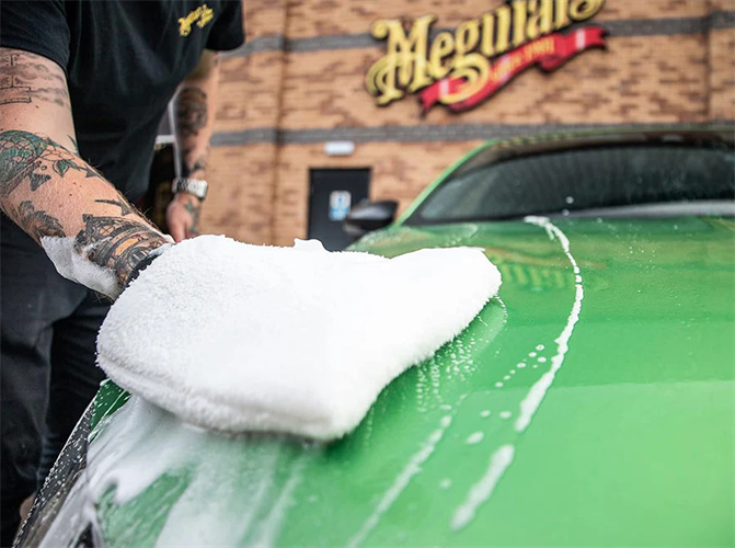 כפפת מיקרופייבר לבנה - WHITE MICROFIBER WASH MITT מבית MEGUIAR'S | גודל 19X29 ס"מ