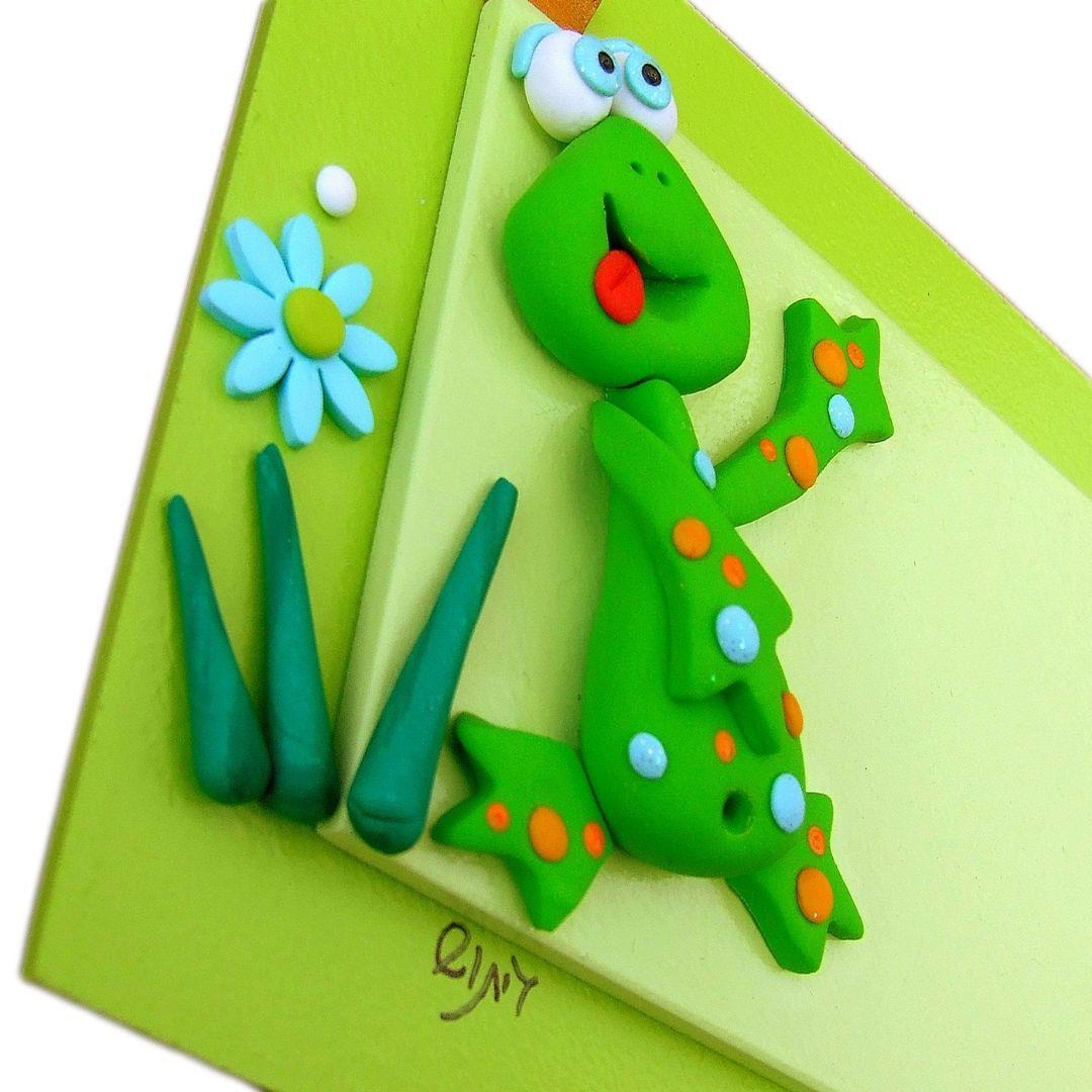 שלט מעוצב למזל ושפע פאנג שוואי עם שם אישי ואיור צפרדע תלת-ממדית מחייכת.