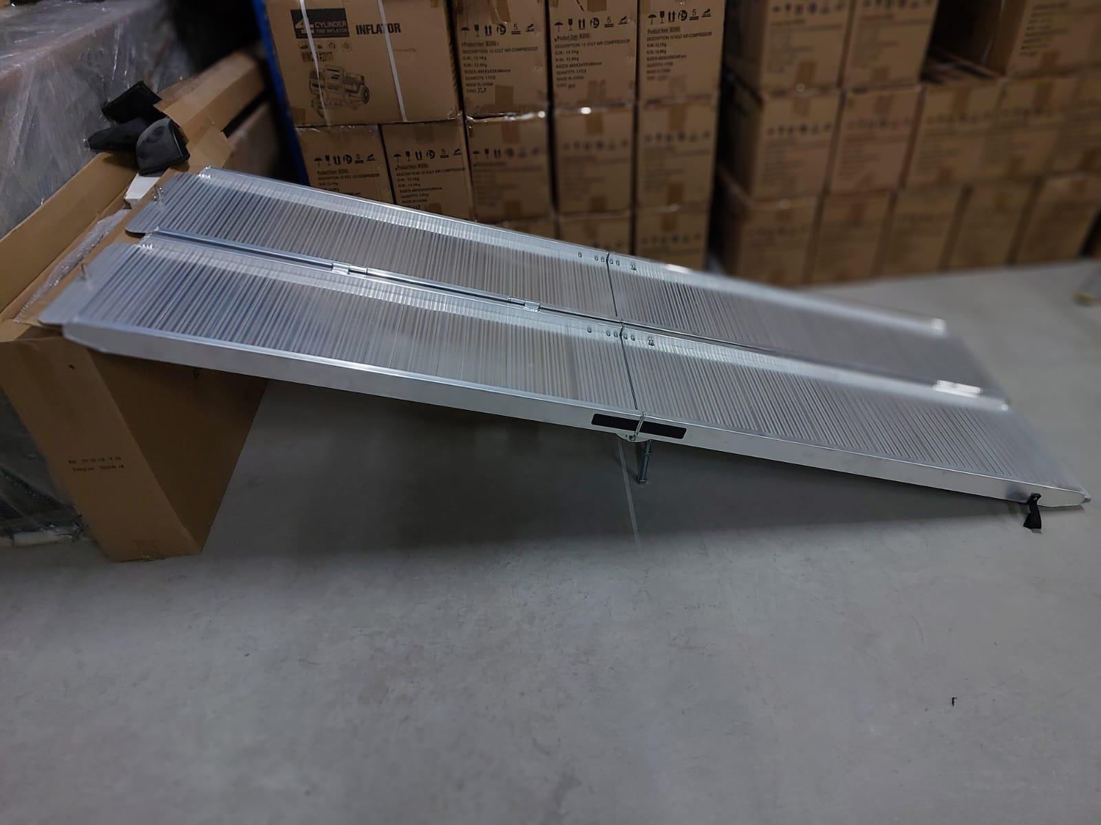 רמפה לרנו מאסטר או טרפיק 2.4 מטר רוחב 80 סמ מתקפלת אלומיניום כולל רגליים קמפינג לייף רמפה לרנו מאסטר או טרפיק 2.4 מטר רוחב 80 סמ מתקפלת אלומיניום כולל רגליים קמפינג לייף