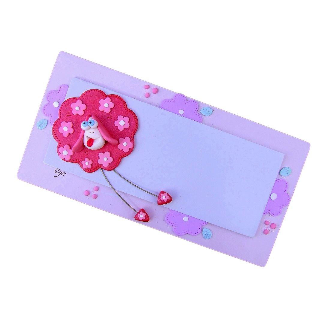 שלט עץ מעוצב לבית "הבית של..." עם אותיות וניל איכותיות על רקע סגול.