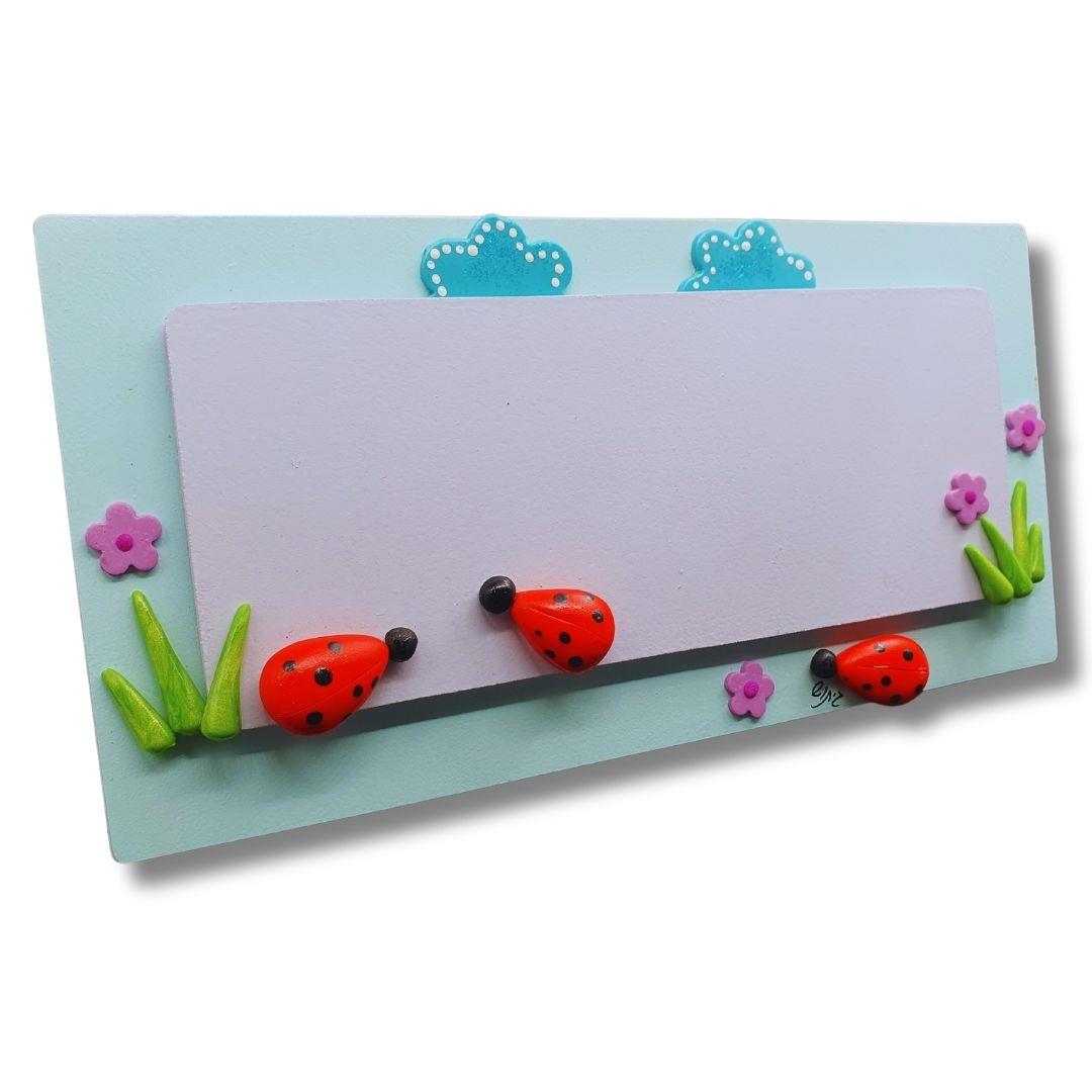 שלט למשפחה עם שם אישי באותיות וניל, עיצוב חיפושיות אביבי לבית.