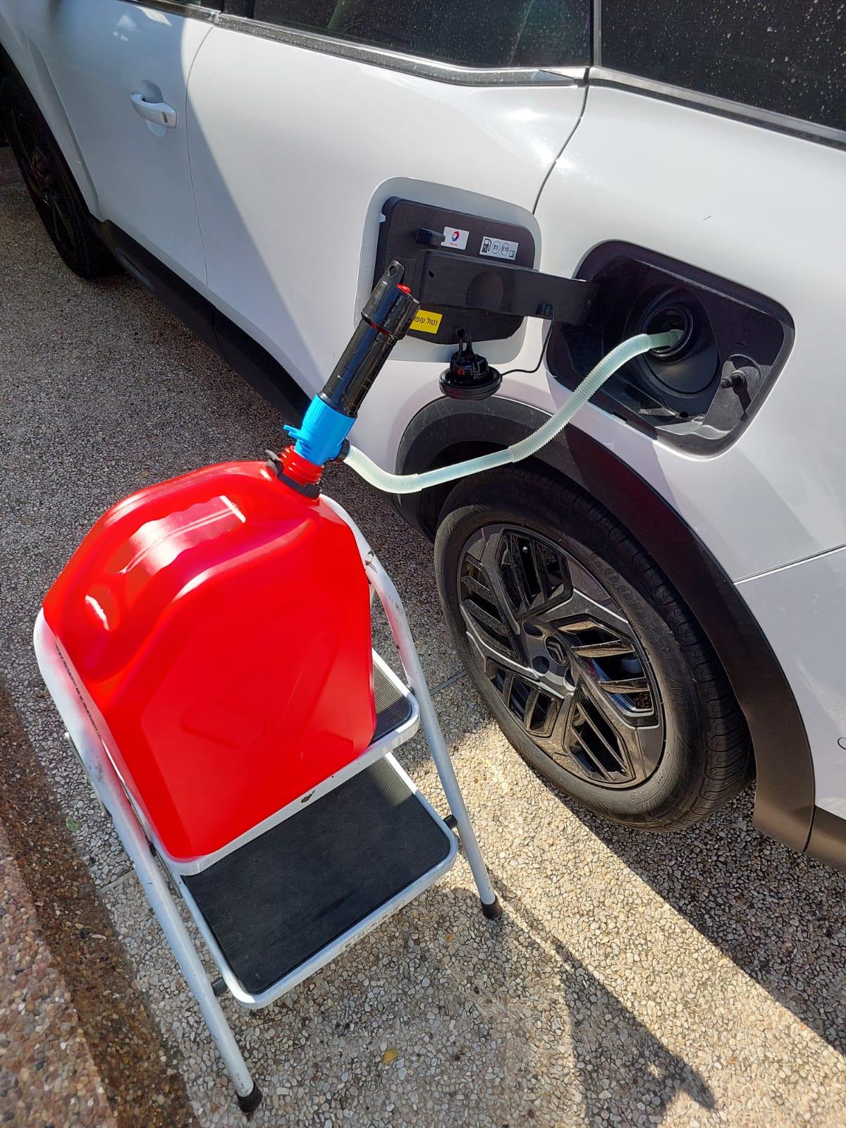 משאבת דלק בנזין וסולר חשמלית כולל מיכל 23 ליטר המשאבה פועלת על D סוללת 10 ליטר לדקה קמפינג לייף משאבת דלק בנזין וסולר חשמלית כולל מיכל 23 ליטר המשאבה פועלת על D סוללת 10 ליטר לדקה קמפינג לייף