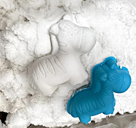 בצק שלג סנסורי – אריזת 300 גרם + 6 כלים ליצירת חיות + מלחציים לבניית איש שלג