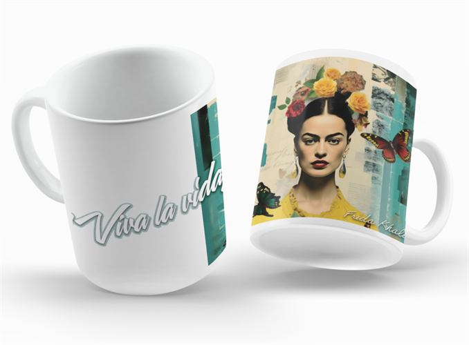ספל קרמיקה לבן עם עיצוב אמנותי בהשראת פרידה קאלו וכיתוב Viva La Vida, ספל צבעוני עם נוכחות חזקה ואמירה אישית