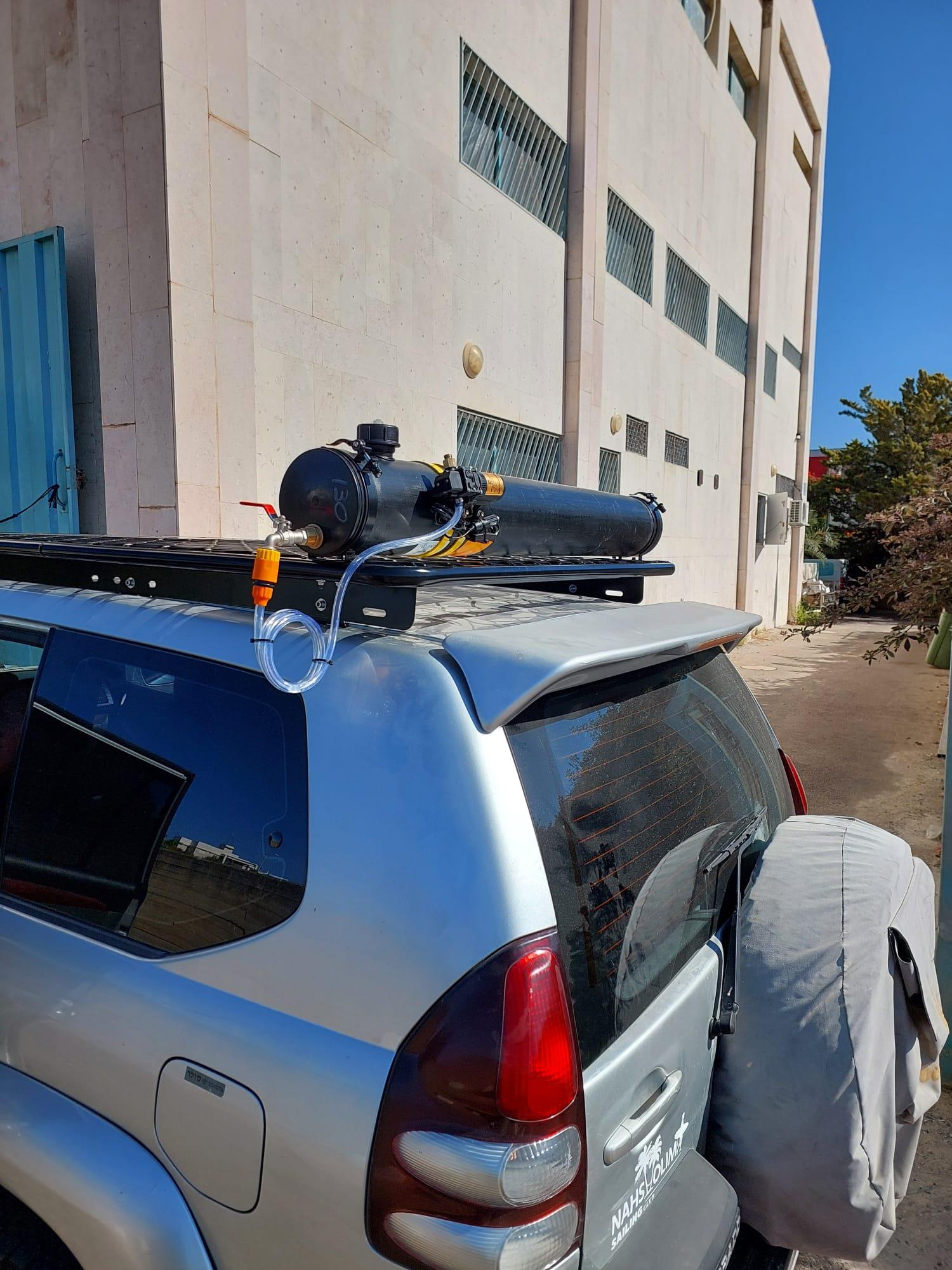 מקלחת שטח מיכל מים משאבה חשמלית 12 וולט התקנה על גיפים אורך 1.3 מטר נפח 23 ליטר עם בנדים קמפינג לייף מקלחת שטח מיכל מים משאבה חשמלית 12 וולט התקנה על גיפים אורך 1.3 מטר נפח 23 ליטר עם בנדים קמפינג לייף