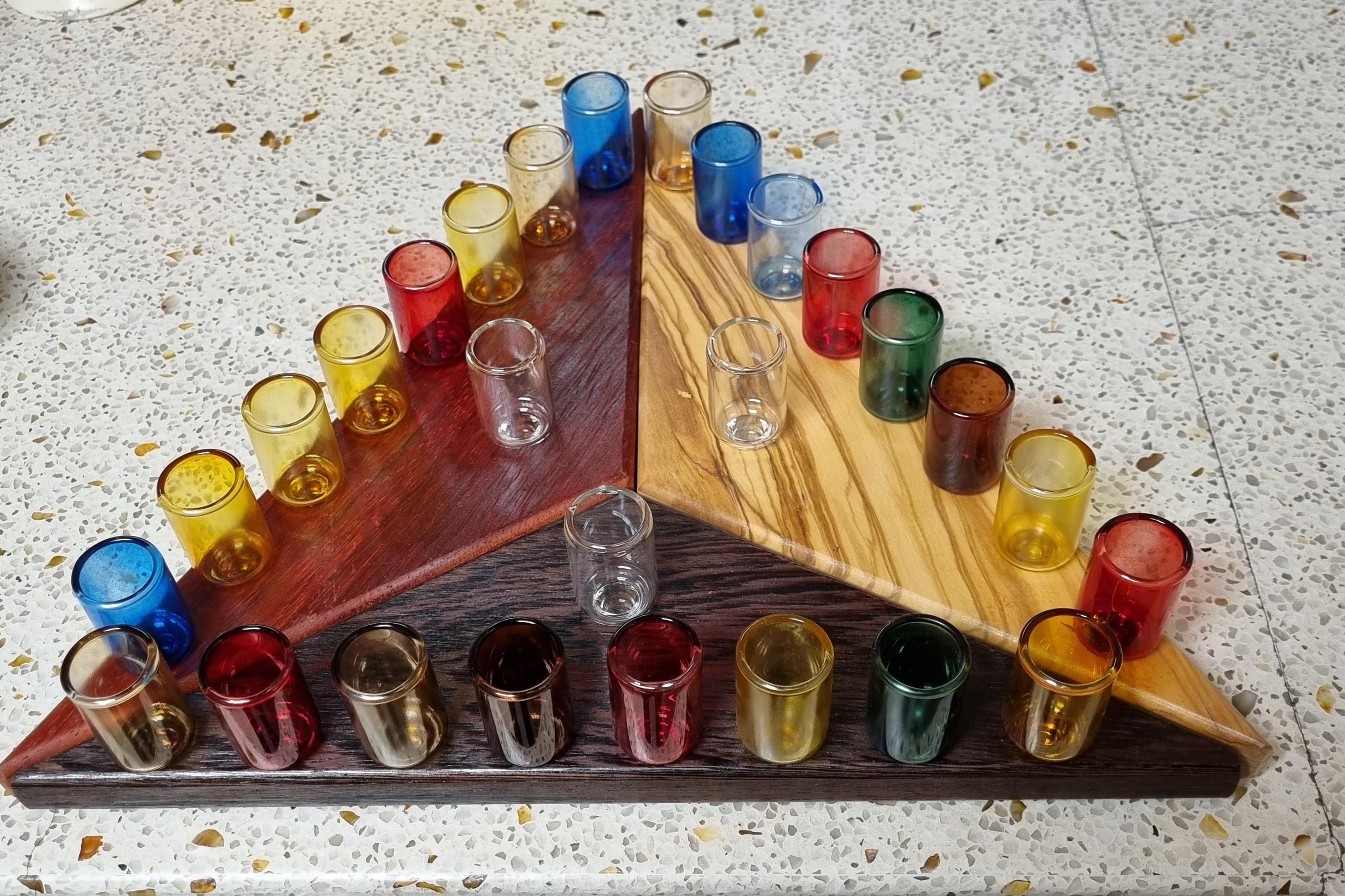 חנוכיה משולשת מ-3 סוגי עצים שונים חנוכיה משולשת מ-3 סוגי עצים שונים