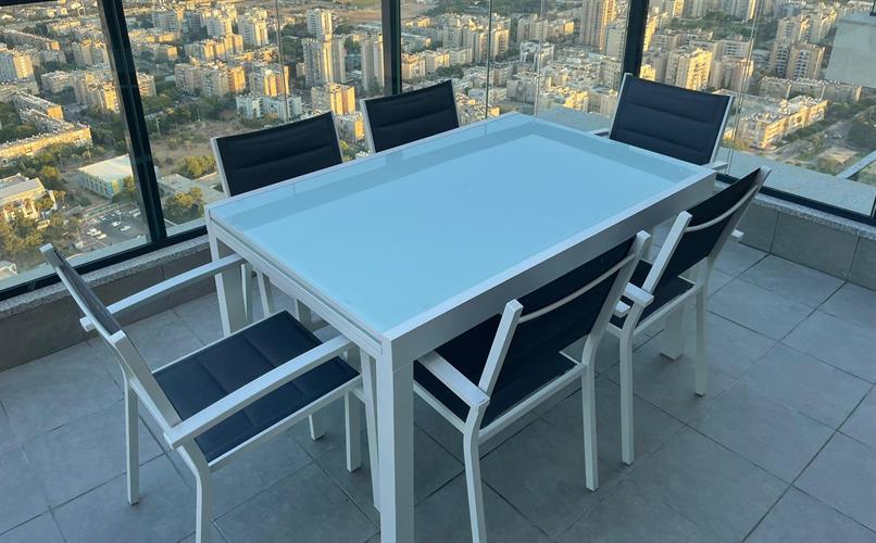שולחן לגינה ולמרפסת נפתח אלומיניום טופ זכוכית 1.40-2.80 + 4 כסאות צבע לבן