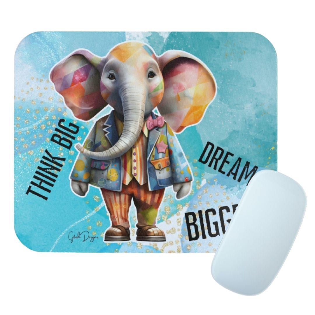 עכבר מחשב על פד מאויר עם דמות פיל, המציג את שילוב הצבעים העזים והמסר המעצים על שולחן העבודה.