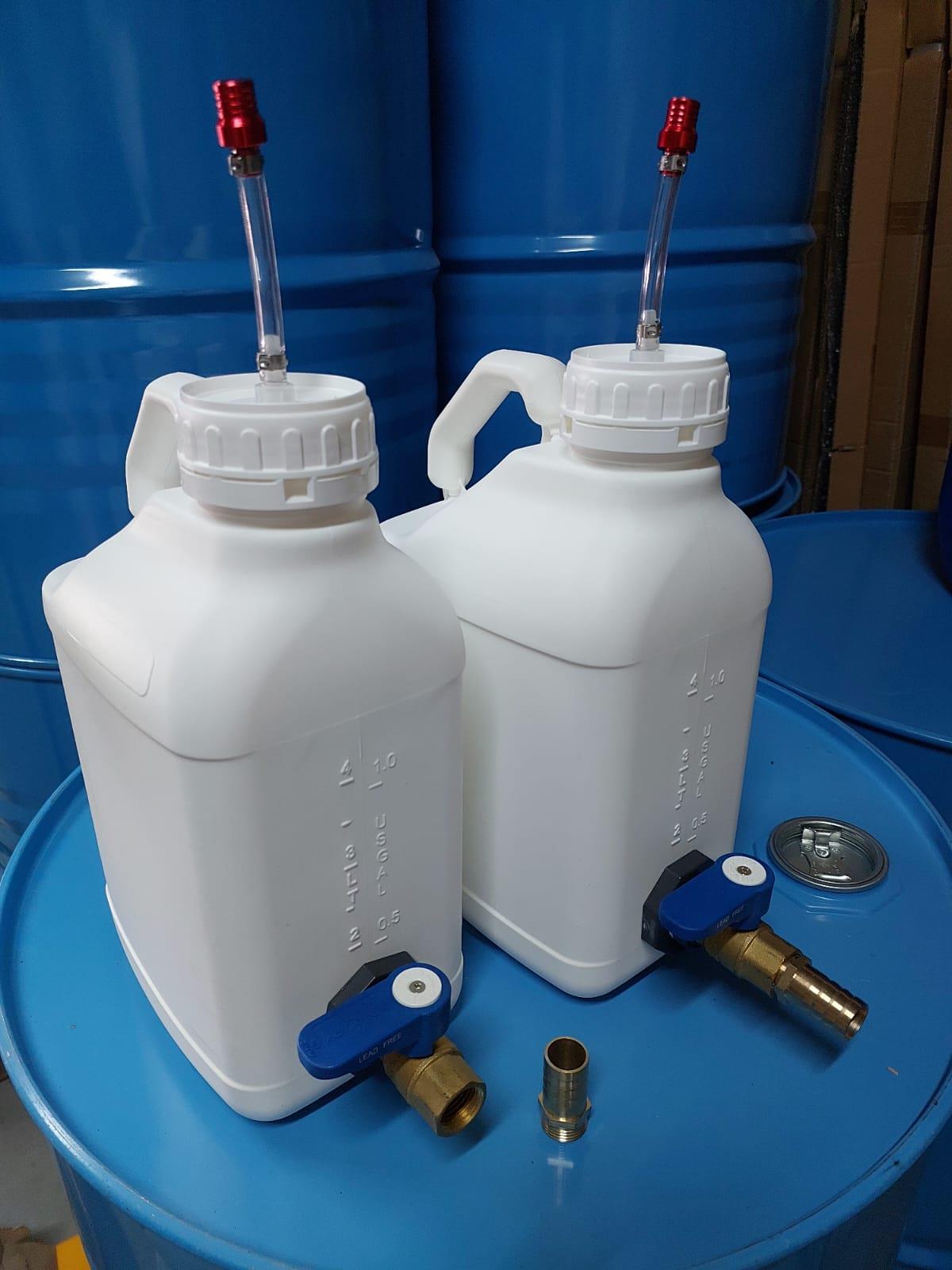 מיכלים לראקטור פריקה 5 ליטר כפול 2 עם ברז חצי נקבה ונשם ללא מגע יד אדם המחיר ל 2 מיכלים קמפינג לייף מיכלים לראקטור פריקה 5 ליטר כפול 2 עם ברז חצי נקבה ונשם ללא מגע יד אדם המחיר ל 2 מיכלים קמפינג לייף