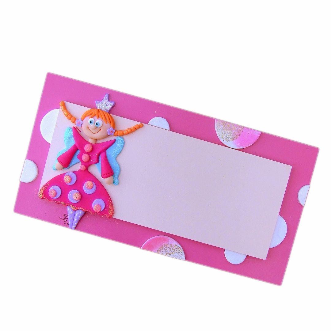 שלט פיה, ורוד, נסיכה, מתנה לילדה, עיצוב חדר בנות, שלט עם שם, עבודת יד, גיתוש, חימר פולימרי, אותיות וניל, אביזרים לחדר, אגדות.