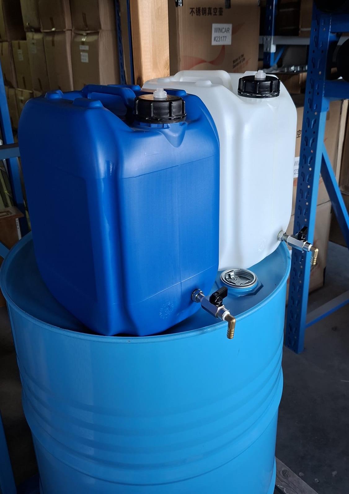  2 מיכלים למדללים שונים כשרוצים למזוג עם ברז 90 מעלות פקק ונשם צבע כחול ולבן 18 ליטר קמפינג לייף