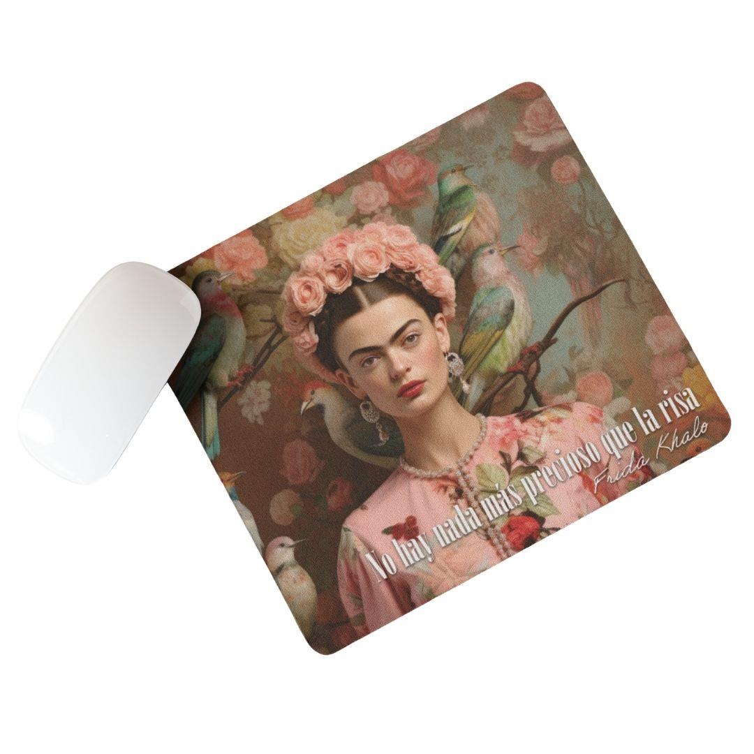 תקריב על איכות ההדפסה והפרטים בדגם פרידה בוורוד – קולקציית פרידה קאלו גיתוש.