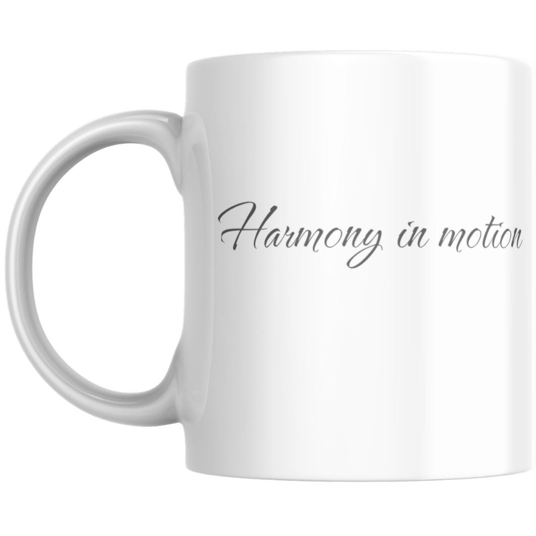 תקריב טקסט השראה באנגלית Harmony in motion מודפס על ספל לבן תקריב טקסט השראה באנגלית Harmony in motion מודפס על ספל לבן