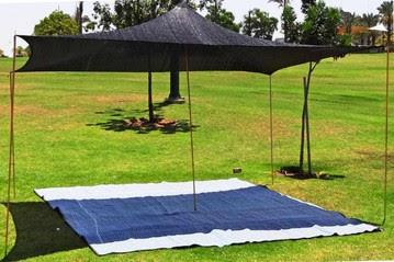 רשת צל 5X3.5 מטר מתנשאת לגובה של עד 2.1 מ ובמרכז גובה מוט מרכזי 2.55 מ עם איבקות טבעות קמפינג לייף