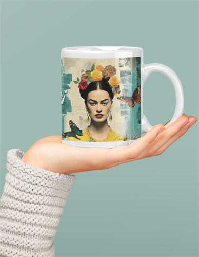 ספל מעוצב עם דיוקן אמנותי של פרידה קאלו, צבעים חיים והדפסה איכותית, מתאים כמתנה ייחודית או לשימוש יומיומי