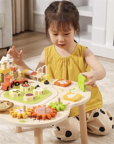 שולחן פעילות וכלי מוזיקה מעץ