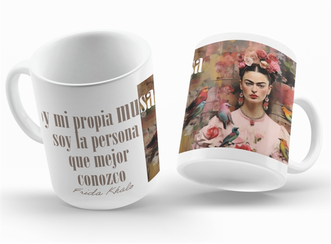 ספל קרמיקה מעוצב פרידה קאלו בגווני ורוד עם איור אמנותי וכיתוב השראה בספרדית