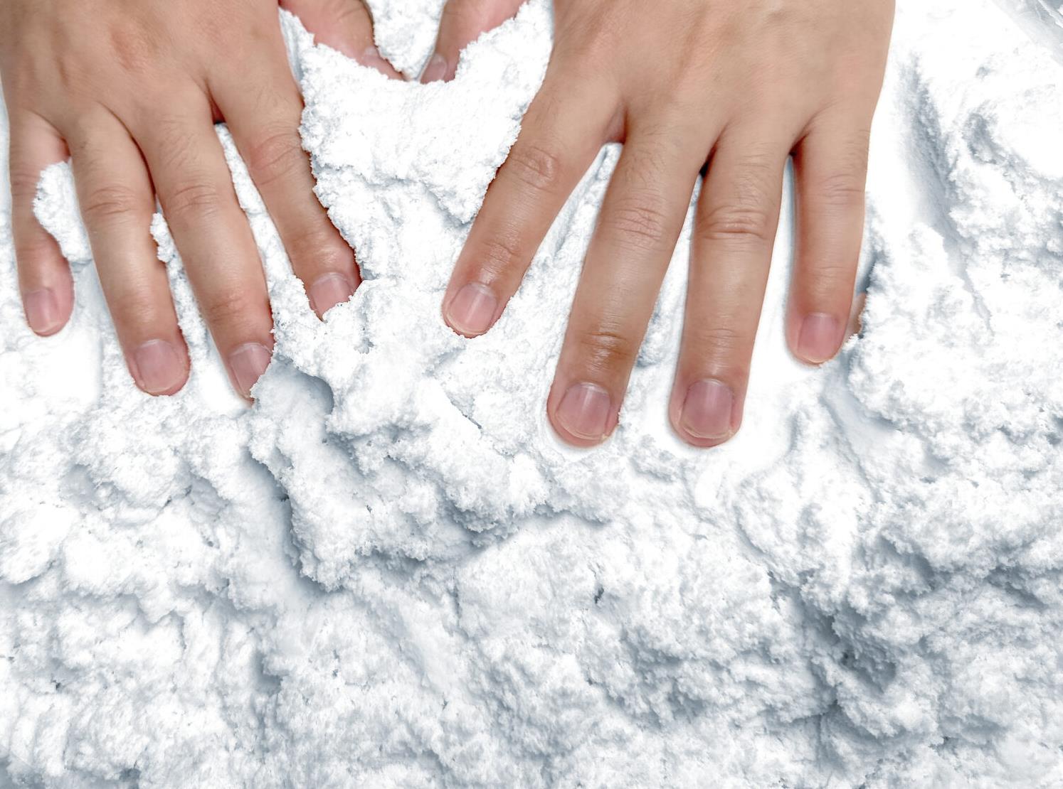 בצק שלג סנסורי – אריזת 300 גרם + 6 כלים ליצירת חיות + מלחציים לבניית איש שלג