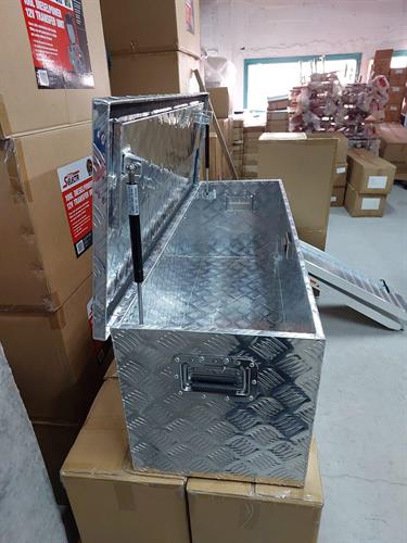 ארגז אלומיניום לטנדרים ולגיפים עם 2 מנעולים אורך 125 סמ רוחב 40 סמ גובה 41 סמ 12 קג קמפינג לייף ארגז אלומיניום לטנדרים ולגיפים עם 2 מנעולים אורך 125 סמ רוחב 40 סמ גובה 41 סמ 12 קג קמפינג לייף