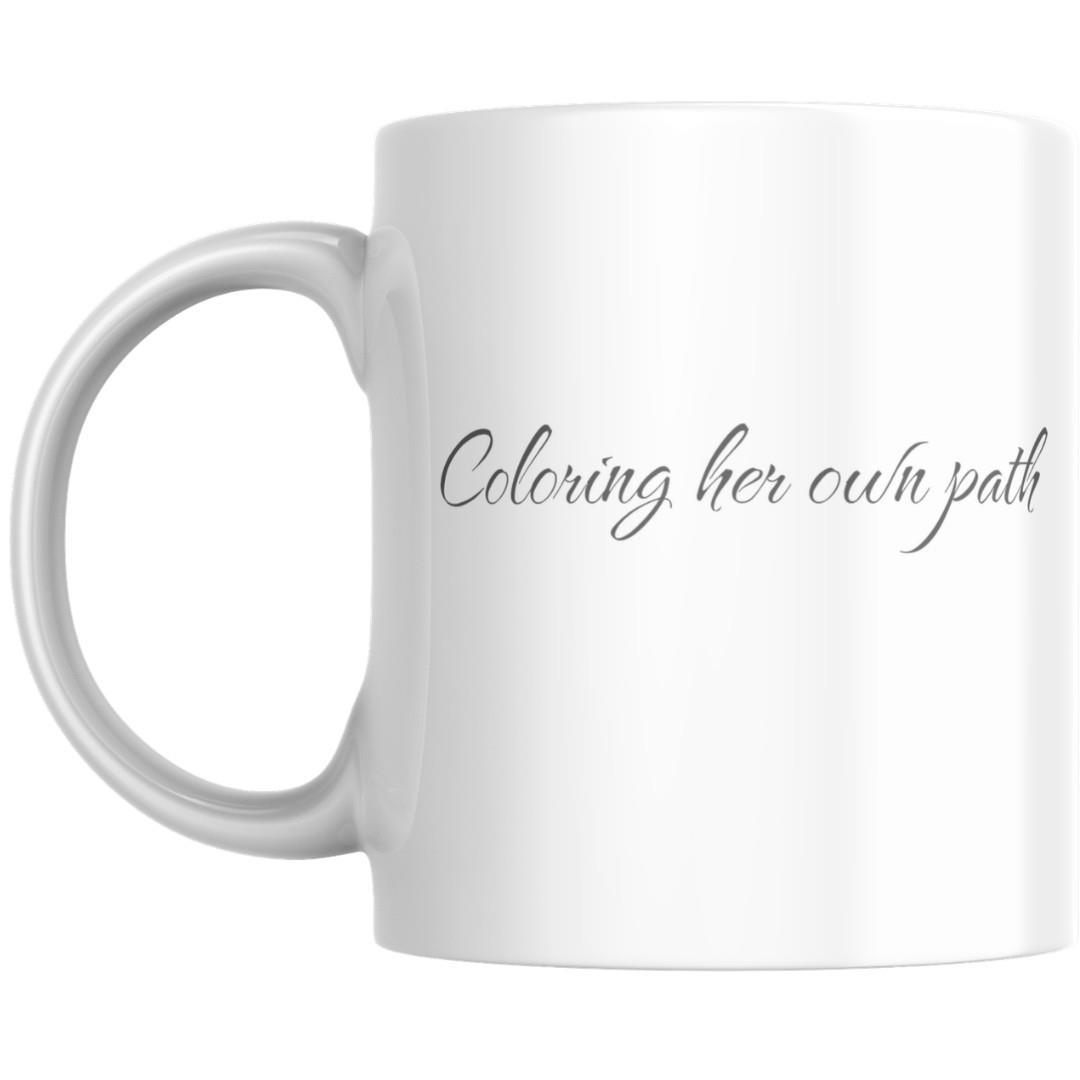 תקריב טקסט השראה באנגלית Coloring her own path מודפס על ספל לבן