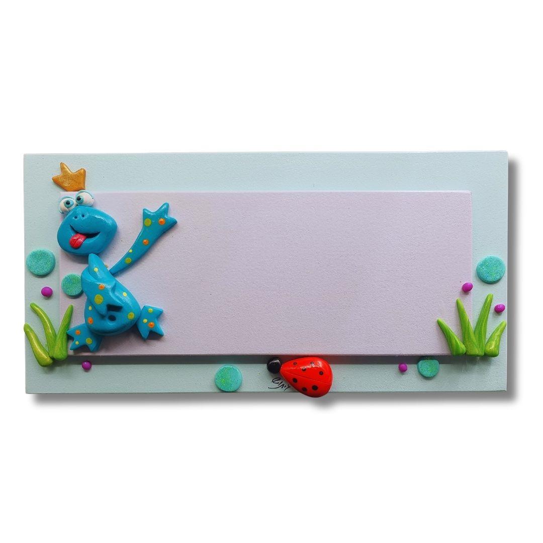 תקריב על עבודת פיסול בחימר פולימרי בשלט דלת מעוצב בעבודת יד גיתוש עיצובים.