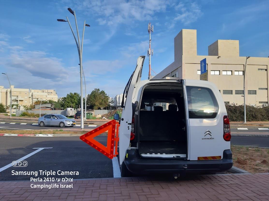 משולש-אזהרה-מהבהב-להניח-על-דלת-נפתחת-קמפינג-לייף