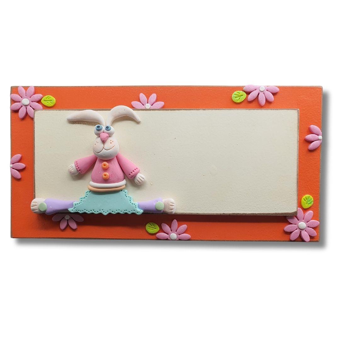 תקריב על עבודת הפיסול האומנותית של ארנבת צבעונית בתלת-ממד מבית גיתוש עיצובים.