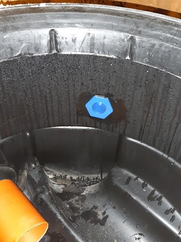 פתח חדירה לשוחת בריכה בקוטר 32 ממ להכנסת צינור או ניקוז כולל פקק צבע כחול