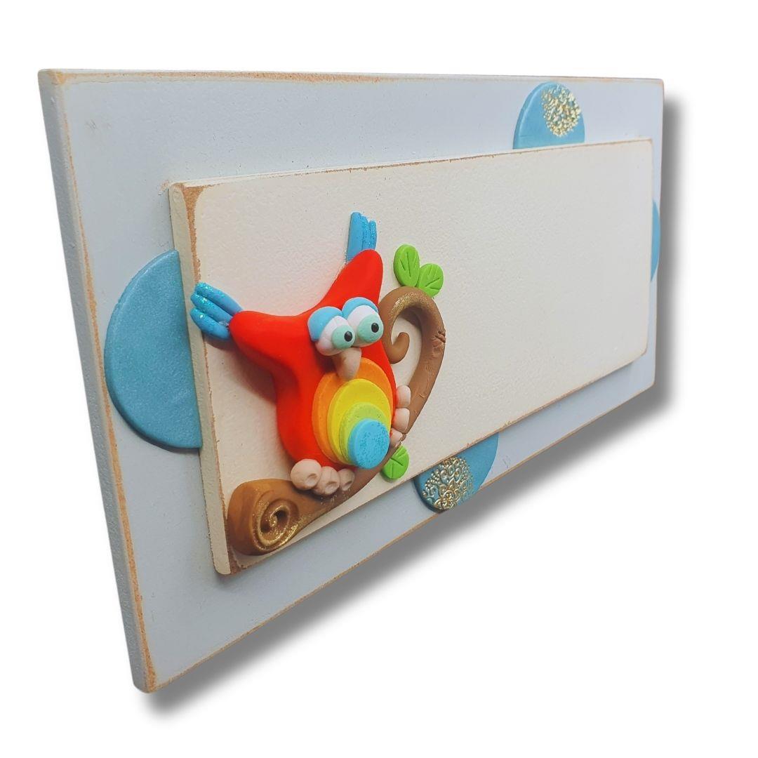 תקריב על עבודת היד האומנותית והפיסול התלת-ממדי בשלטי גיתוש עיצובים.