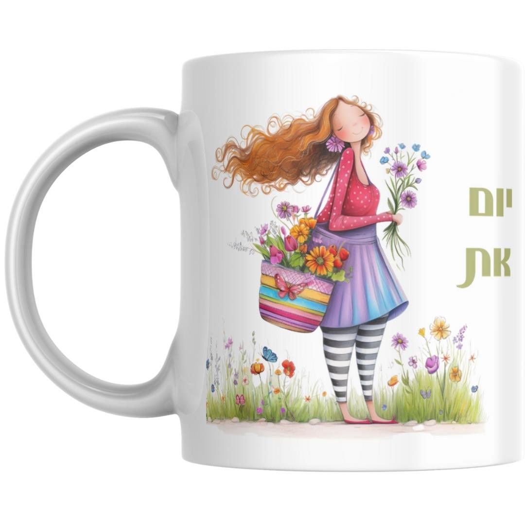 איור של אישה עם שיער גלי אוחזת סל פרחים בשדה פורח על ספל לבן בעיצוב גיתוש עיצובים.