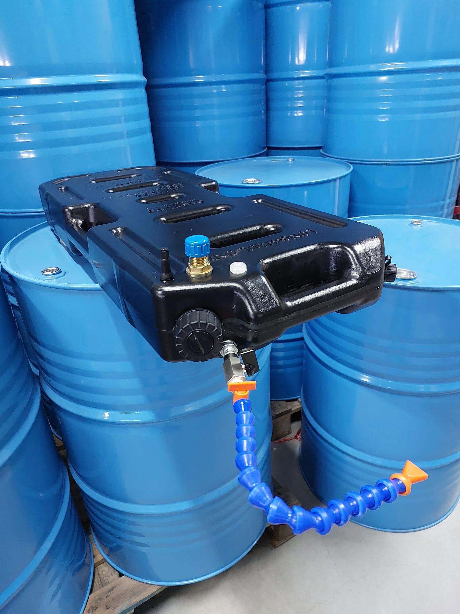 מיכל שטוח 30 ליטר עם ברז 2 נשמים ופתח מילוי עליון צבע שחור עם צינור חוליות קמפינג לייף