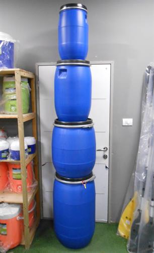 חבית 120 ליטר כחול לייצור חמוצים שמן זית יין  עם תקן למים מתאים גם בתור כיסא שולחן מוצר נוי ואיכסון