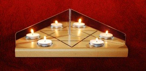 מגש להדלקת נרות שבת בסגנון האנוסים מגש להדלקת נרות שבת בסגנון האנוסים