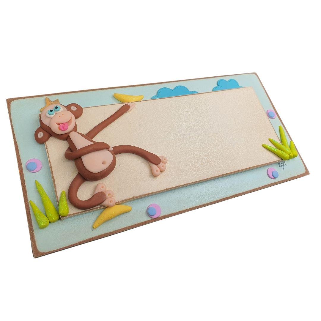 תקריב על פיסול קופיף ופרחים מחימר פולימרי בשלט דלת בעבודת יד של גיתוש עיצובים. תקריב על פיסול קופיף ופרחים מחימר פולימרי בשלט דלת בעבודת יד של גיתוש עיצובים.