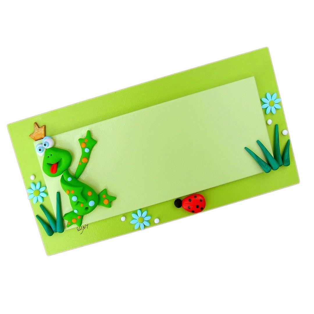 תקריב על עבודת הפיסול בחימר פולימרי (פימו) של צפרדע מנוקדת וחיפושית מבית גיתוש.