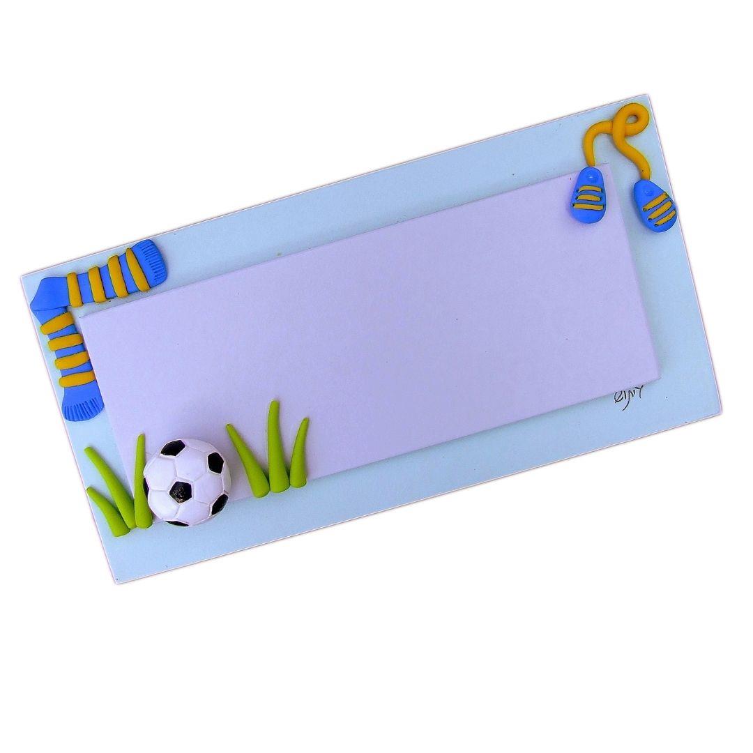 שלט לדלת בעיצוב מגרש כדורגל עם שם אישי באותיות וניל ואיור כדור תלת-ממדי.