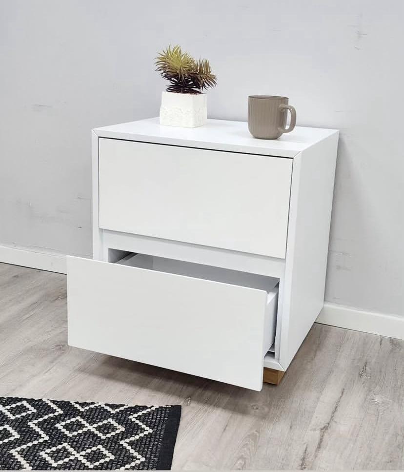 שידת צד לבנה