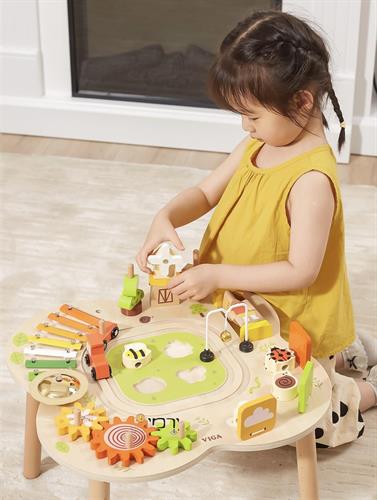 שולחן פעילות וכלי מוזיקה מעץ