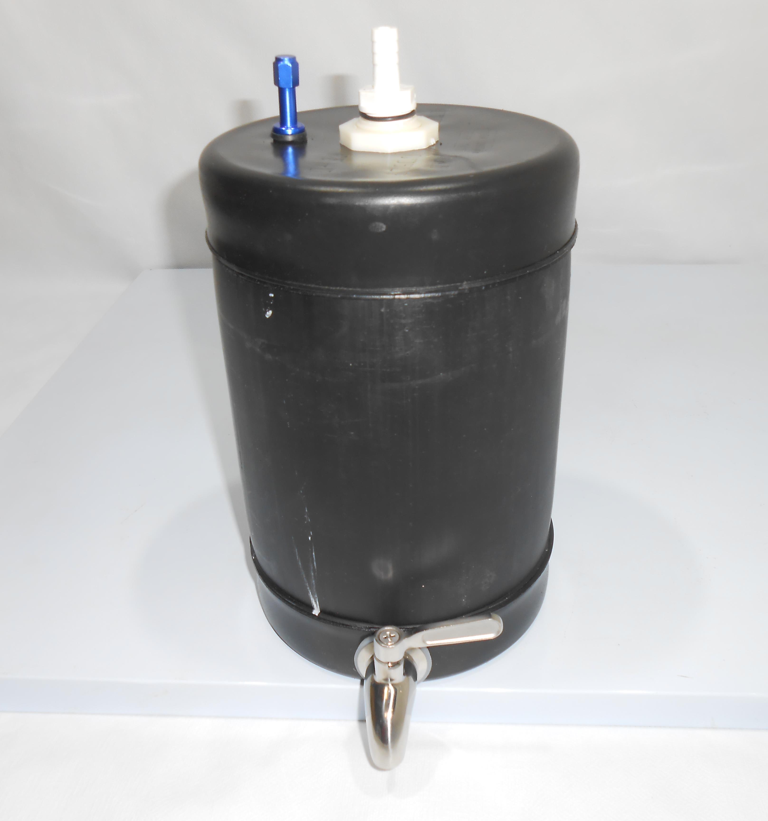 מיכל מים להניח על השולחן קוטר 16 סמ' עם ברז נירוסטה גיבריט Giberit בעמידה קמפינג לייף