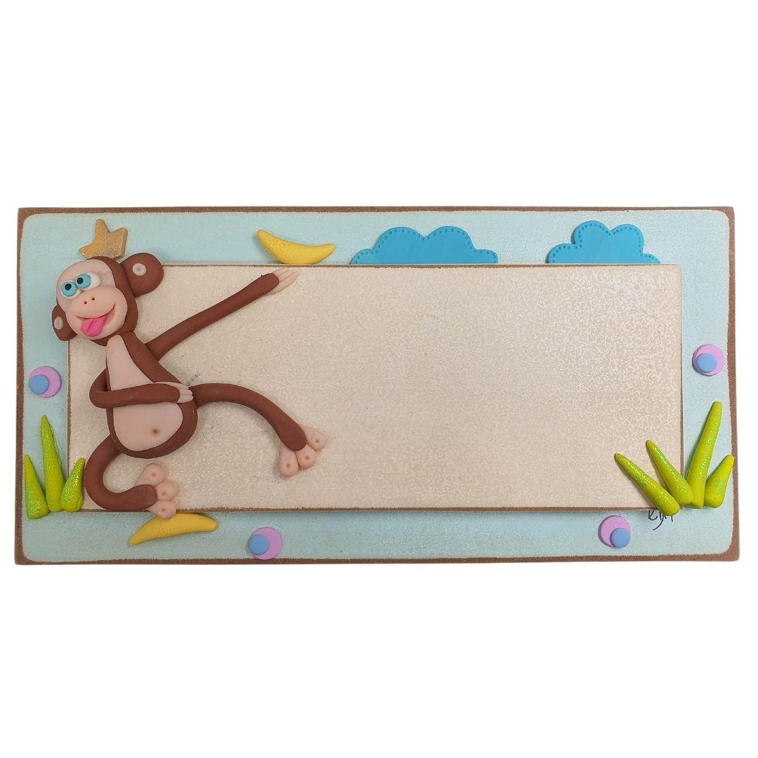 שלט מעוצב לחדר ילדים בסגנון וינטג' עם שם אישי באותיות וניל ואיור קוף שובב. שלט מעוצב לחדר ילדים בסגנון וינטג' עם שם אישי באותיות וניל ואיור קוף שובב.