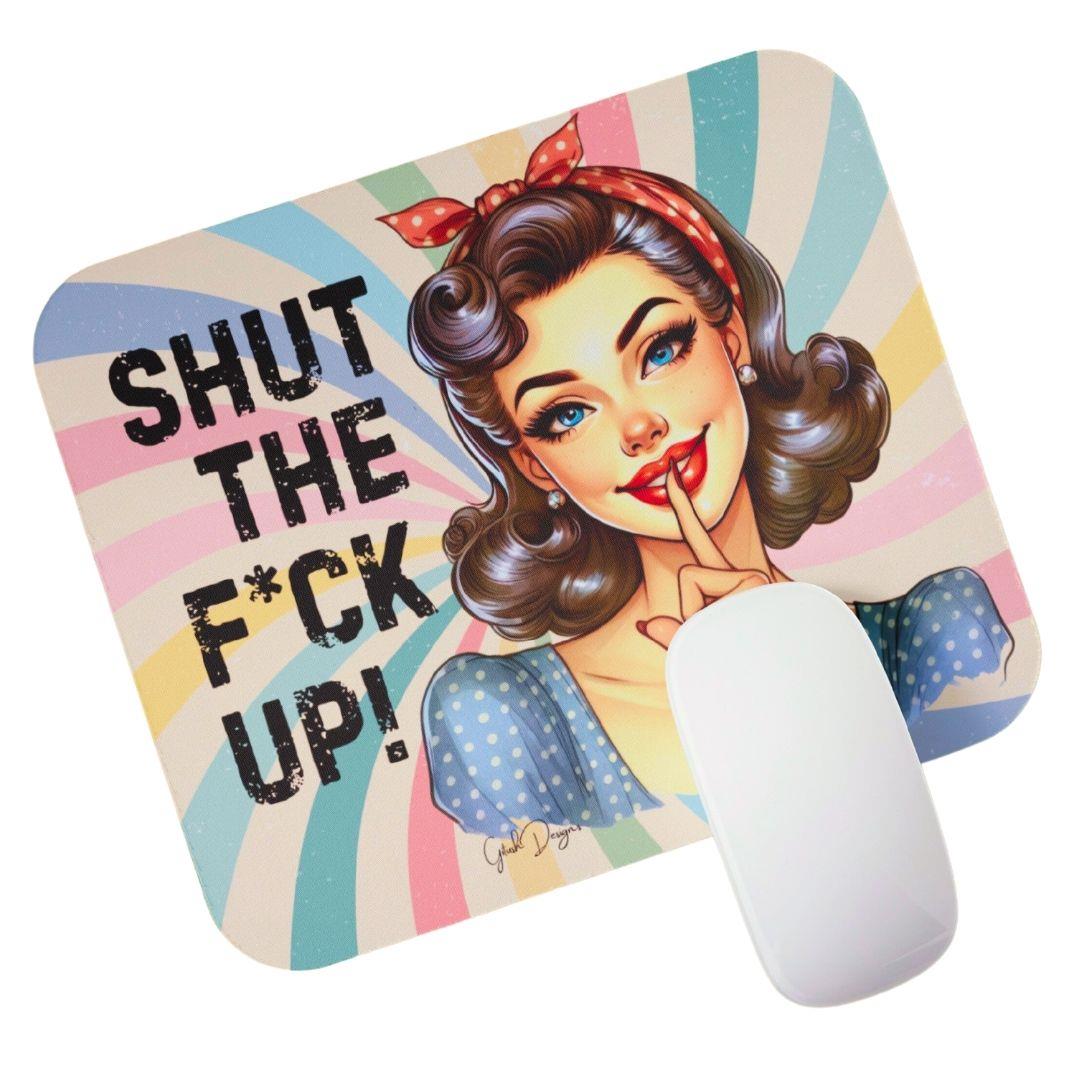 משטח לעכבר עם פסים צבעוניים ועיצוב רטרו איקוני – אקססוריז למשרד בסטייל פופ ארט לנשים שאוהבות צבע והומור. משטח לעכבר עם פסים צבעוניים ועיצוב רטרו איקוני – אקססוריז למשרד בסטייל פופ ארט לנשים שאוהבות צבע והומור.